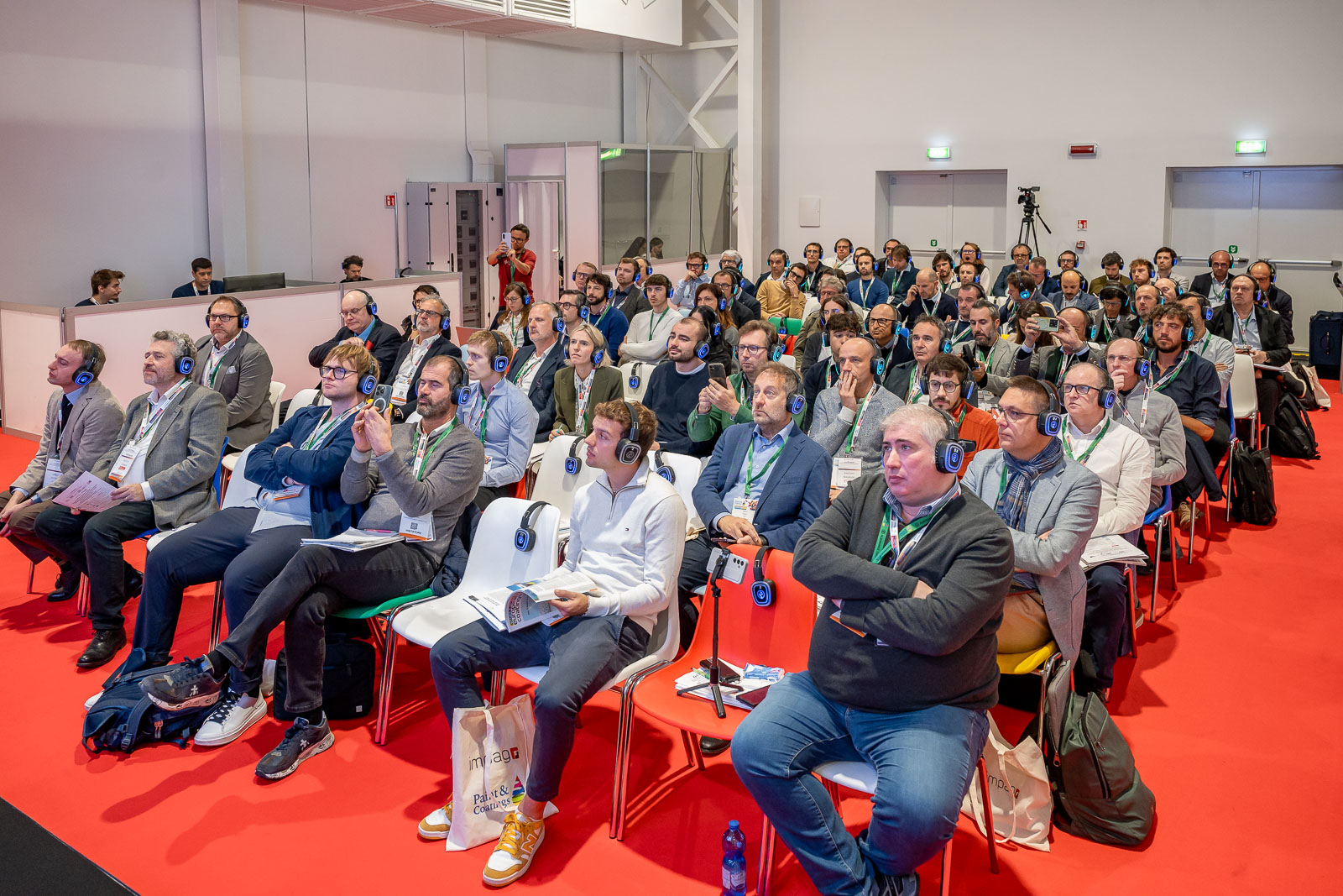 Professionisti durante una sessione tecnica dedicata agli adesivi a Paint & Coatings Italy